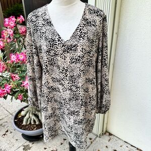 BELONGSCI. V-neckline, long  sleeves, Pullover.Tan/Black Animal Print. S…